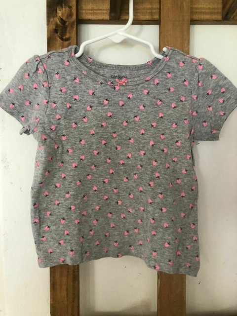 Remera MC gris con frutillas. CARTERS. 24 meses.