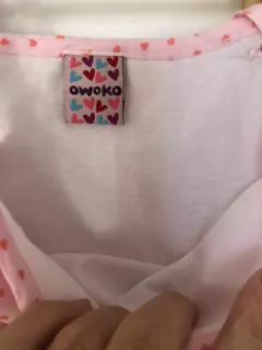 2A | Vestido con tiritas rosa con mariposa y bodu abajo. OWOKO. Talle 5 de la marca que es 2 años. Como nuevo. - Lo Canto • Moda Circular