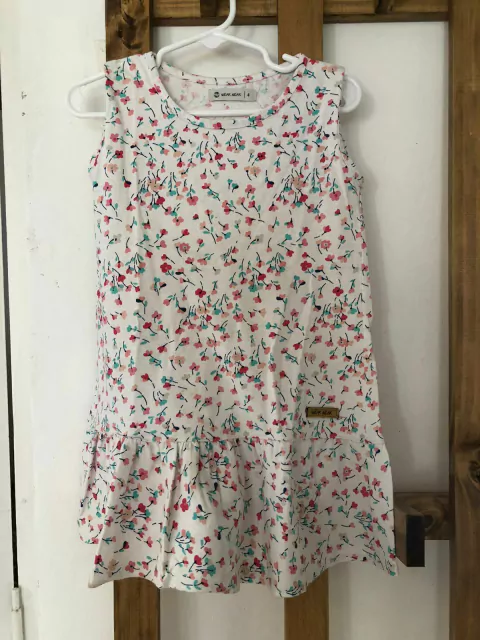 Vestido sin mangas con flores y fondo blanco. Weak Meak. Talle 4 años.