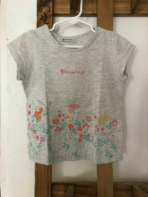 Outlet- Remera gris con flores. Weak Meak. Talle 4 años.