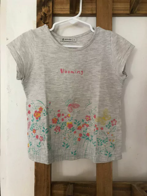 Outlet- Remera gris con flores. Weak Meak. Talle 4 años.
