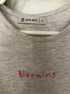 Outlet- Remera gris con flores. Weak Meak. Talle 4 años. - comprar online