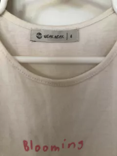 4A | Outlet- Remera blanca con flores. Weak Meak. 4 años. Manchita. - comprar online