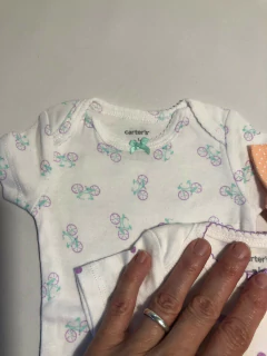 RN | SET- Tres bodys MC blanco con bicis, salmón con lunares y blanco con lunares lilas CARTERS. Recién Nacido. Como nuevos. - comprar online