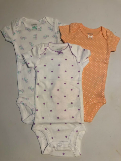 RN | SET- Tres bodys MC blanco con bicis, salmón con lunares y blanco con lunares lilas CARTERS. Recién Nacido. Como nuevos.
