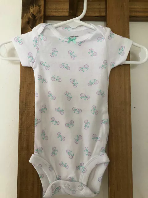 RN | Body blanco con bicis MC. CARTERS. Recién Nacido. Como nuevo.