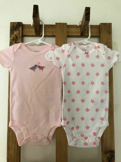 NUEVOS 3M | Dos bodys rosa con pajaritos y blanco con flores MC. CARTERS. 3 meses.