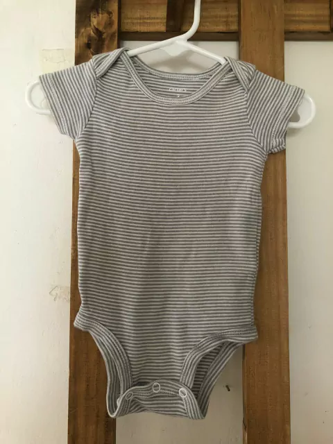 3M | Body a rayas gris y blanco MC. CARTERS. 3 meses.