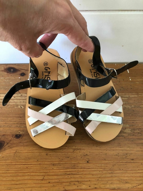 T23 | NUEVAS- Sandalias ctas blancas, negras, plateadas. GRISINO. Talle 23.