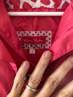 Campera finita tipo rompeviento con capucha y forrada adentro. MIMO. 2 años. en internet