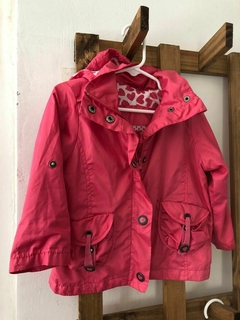 Campera finita tipo rompeviento con capucha y forrada adentro. MIMO. 2 años. - comprar online
