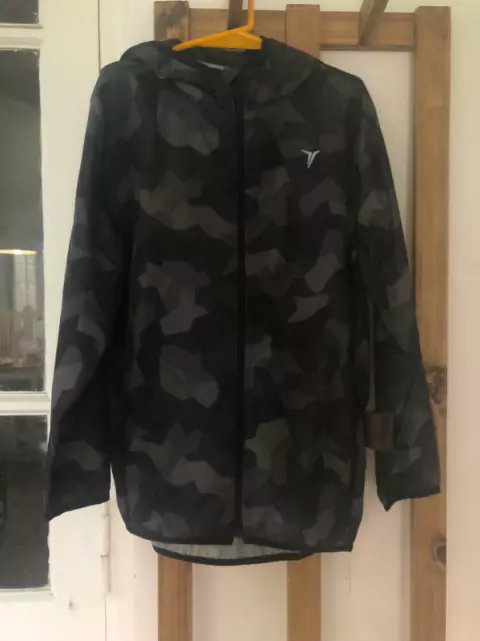 Campera finita camuflada gris y negra con capucha. OLD NAVY. 10/12 años-