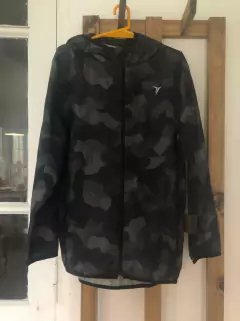 Campera finita camuflada gris y negra con capucha. OLD NAVY. 10/12 años- - comprar online