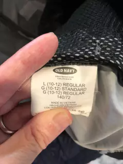 Campera finita camuflada gris y negra con capucha. OLD NAVY. 10/12 años- - Lo Canto • Moda Circular