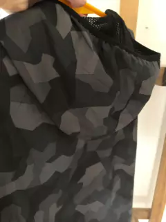 Campera finita camuflada gris y negra con capucha. OLD NAVY. 10/12 años- en internet