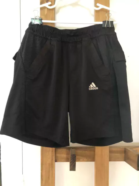 7A | Short deportivo negro. ADIDAS. 7 años. La cintura mide 28 cm sin estirar.
