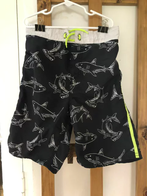 Traje baño negro con tiburones. OSHKOSH. Talle 10 años.