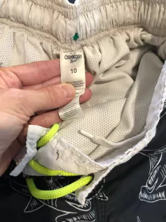 Traje baño negro con tiburones. OSHKOSH. Talle 10 años. - comprar online