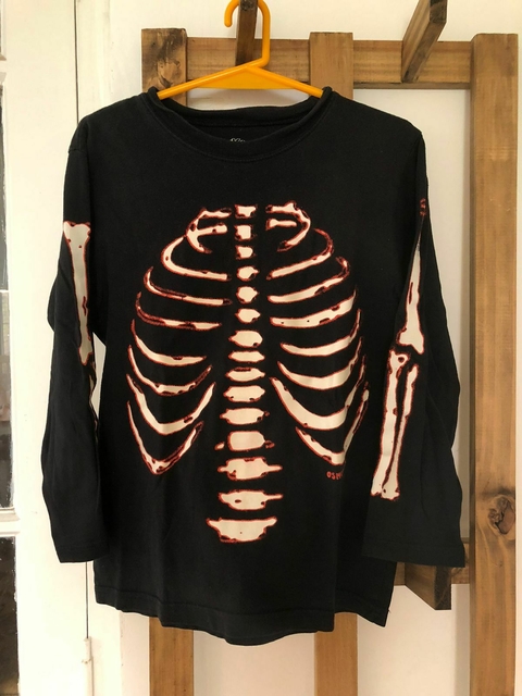 8A | Outlet- Remera negra ML con esqueleto. OSHKOSH. 8 años.