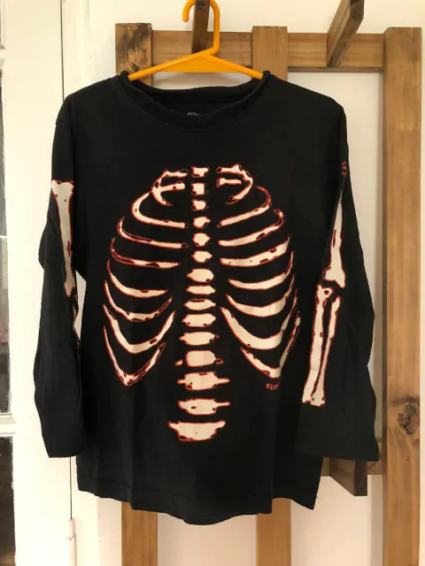 8A | Outlet- Remera negra ML con esqueleto. OSHKOSH. 8 años.