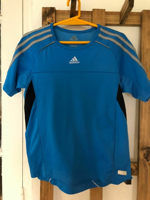 Remera deportiva celeste. ADIDAS. Dice talle 10 pero es más 6/7 años.