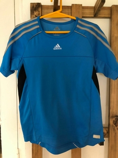 Remera deportiva celeste. ADIDAS. Dice talle 10 pero es más 6/7 años. en internet