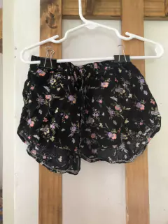12M | Short finito negro con flores y elástico. URB. 12 meses. en internet
