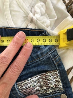 Jean azul con roturas y lentejuelas plateadas. Figurinha. Talle 6. La cintura mide 24 cm. - tienda online