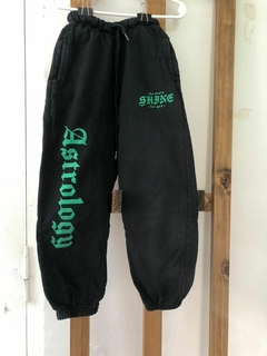 8A | Jogging negro con inscripción y elástico en puños. Tuboos. Talle 8. La cintura mide 20 cm sin estirar. - Lo Canto • Moda Circular