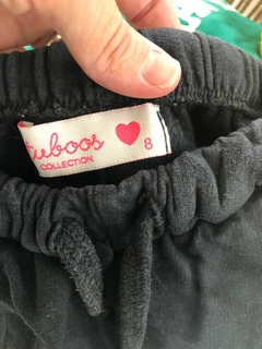 8A | Jogging negro con inscripción y elástico en puños. Tuboos. Talle 8. La cintura mide 20 cm sin estirar. - comprar online