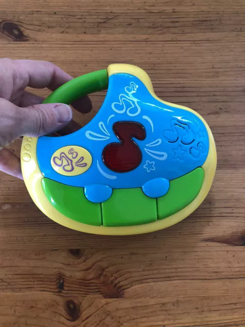 juguete con sonidos bebe- Viene sin las pilas.