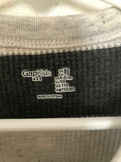 Remera ML gris a rayas de piqué. GAP. 4/5 años. - comprar online