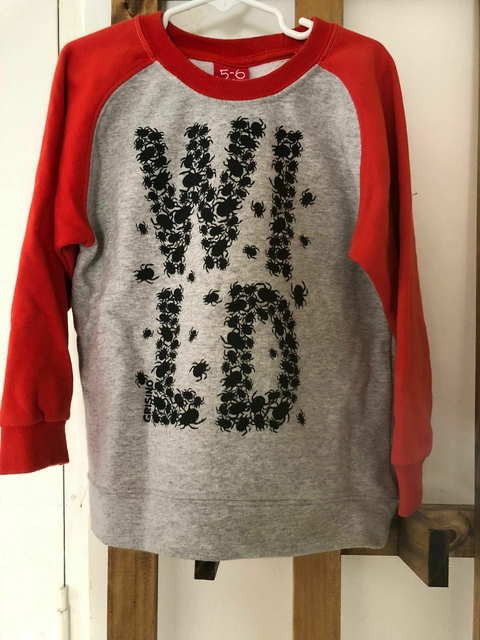 5/6A | Buzo gris y rojo con bichos Wild. GRISINO. 5/6 años.