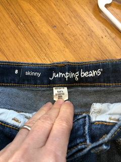 Jean azul con elástico regulable en la cintura. JUMPING BEANS. Talle 8 años. La cintura mide 28 cm sin estirar. - comprar online