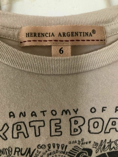 Remera MC con skate. HERENCIA. Talle 6 años. - comprar online