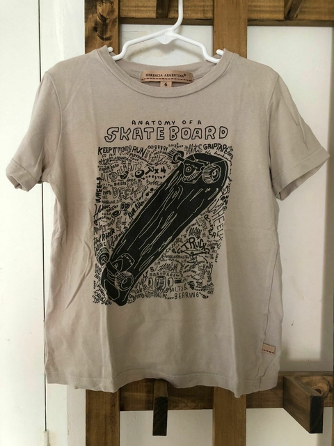 Remera MC con skate. HERENCIA. Talle 6 años.