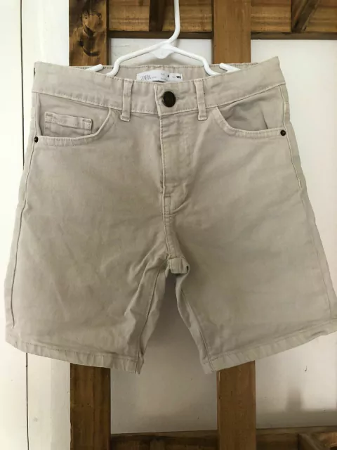 8A | Bermuda gris de jean. Tiene elástico regulable en la cintura. ZARA. Talle 8 años.