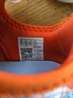 Zapatillas floredas celestes y naranja de Moana. Cloud Foam. ADIDAS. Talle 30 y medio. Ver medidas en etiqueta. - tienda online