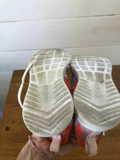 Imagen de Zapatillas floredas celestes y naranja de Moana. Cloud Foam. ADIDAS. Talle 30 y medio. Ver medidas en etiqueta.