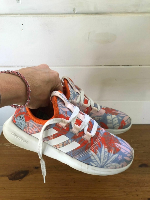 Zapatillas floredas celestes y naranja de Moana. Cloud Foam. ADIDAS. Talle 30 y medio. Ver medidas en etiqueta.