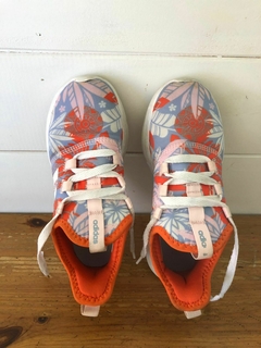 Zapatillas floredas celestes y naranja de Moana. Cloud Foam. ADIDAS. Talle 30 y medio. Ver medidas en etiqueta. - Lo Canto • Moda Circular