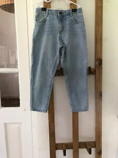 Jean celeste tipo mom con elástico regulable. MIMO. Talle 10 años. - comprar online