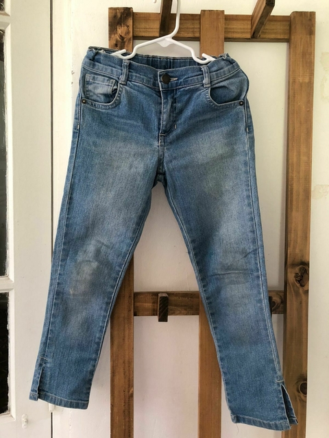 8A | Outlet- Jean azul con aberturas en los tobillos y elástcico regulable en la cintura. MIMO. Talle 8 años.