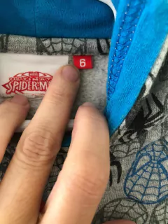 Buzo con cierre y capucha Spiderman. Marvel. Talle 6 años. - Lo Canto • Moda Circular
