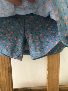 Pollera con short abajo, celeste con flores. ZARA. 7 años. - Lo Canto • Moda Circular