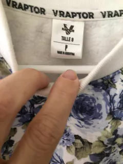 6/7A | Outlet- Buzo con flores celestes. V Raptor. Talle 8. Es más 6/7 años. - comprar online