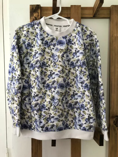 6/7A | Outlet- Buzo con flores celestes. V Raptor. Talle 8. Es más 6/7 años.