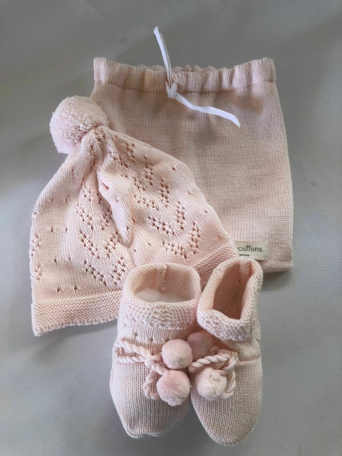 SET- Escarpines y gorro rosa de hijo. BABY COTTONS. Talle único.