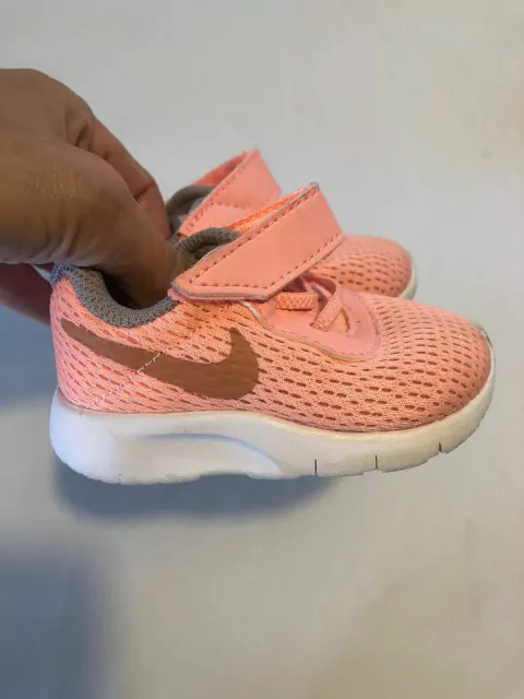 NUEVAS- Zapas salmón con abrojo. NIKE. Talle 17. Ver etiqueta con medidas.