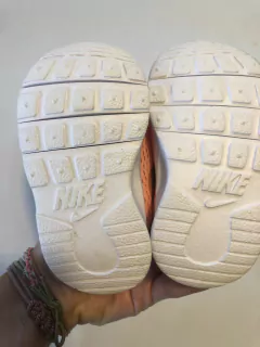 NUEVAS- Zapas salmón con abrojo. NIKE. Talle 17. Ver etiqueta con medidas. - comprar online